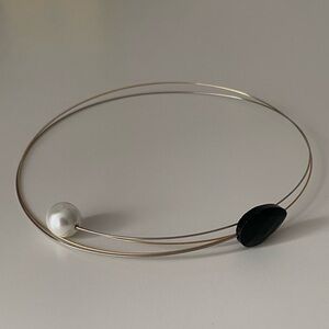 Minimalist Two-Tone Wire Choker with Black Agate and Shell Pearl